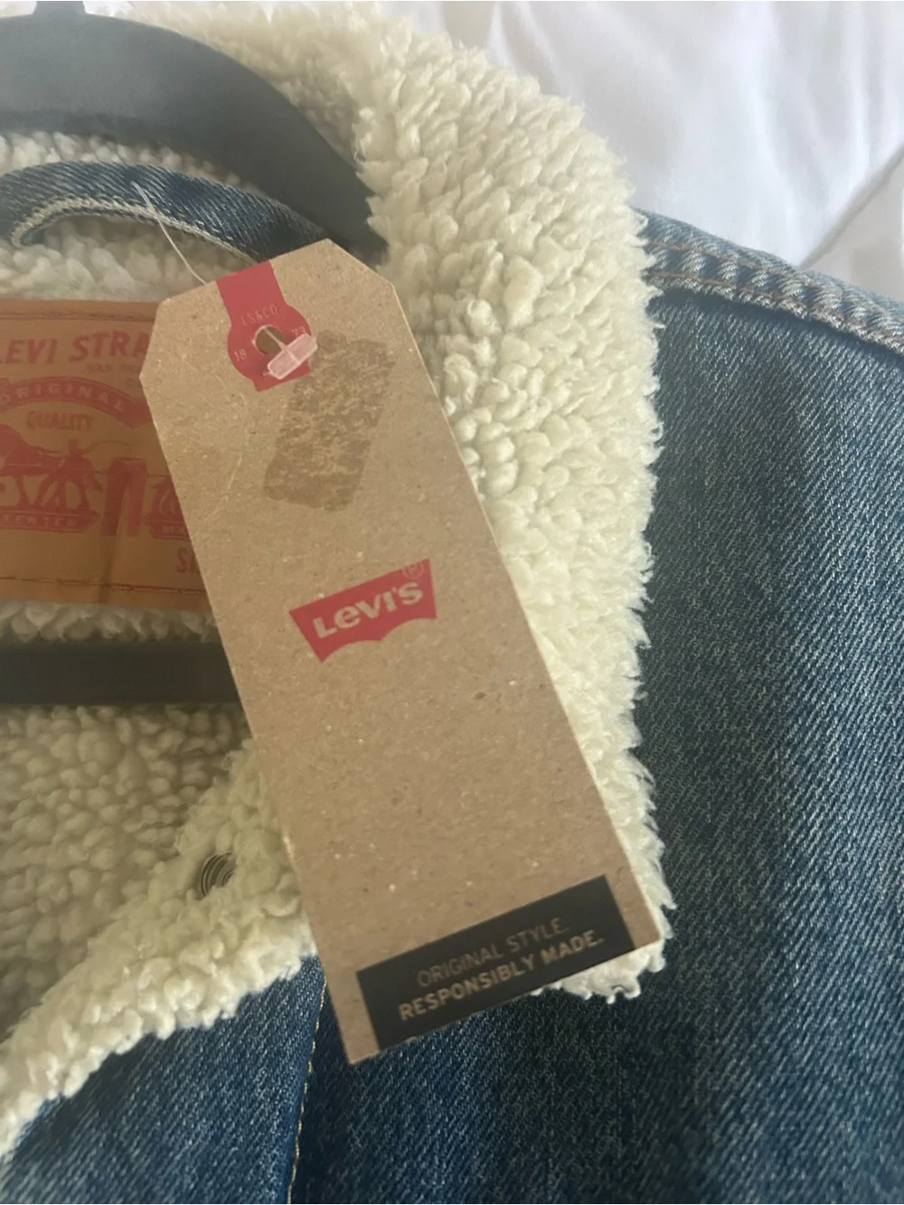 Levi’s men’s denim jacket Sherpa lined M NWT
